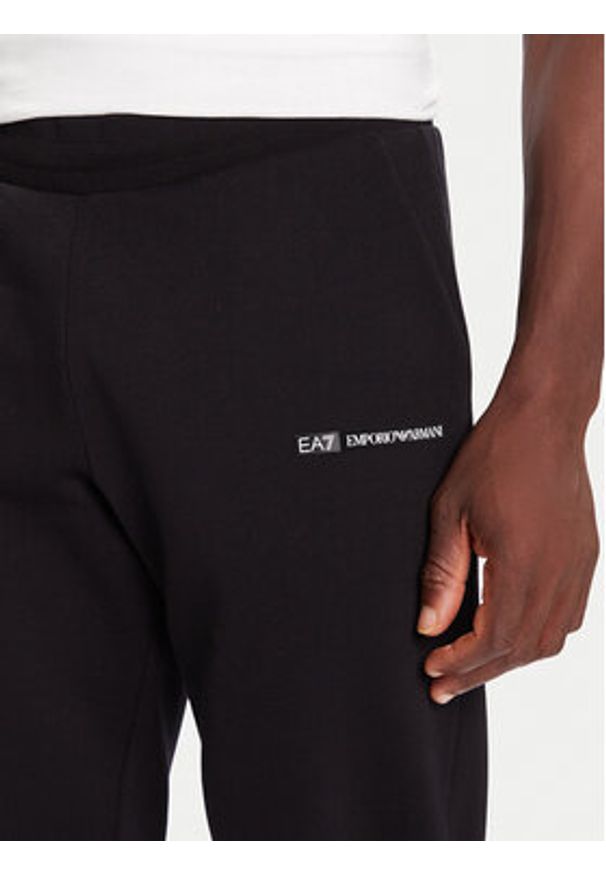 EA7 Emporio Armani Dres 7M000940 AF10377 MC165 Czarny Modern Fit. Kolor: czarny. Materiał: bawełna