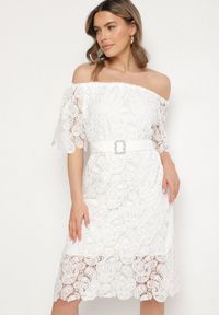 Born2be - Biała Koronkowa Sukienka z Bawełną Ozdobiona Paskiem z Perełkami i Cyrkoniami Nerevin. Okazja: na co dzień, na imprezę. Kolor: biały. Materiał: bawełna, koronka. Wzór: aplikacja. Typ sukienki: proste. Styl: casual, klasyczny #1