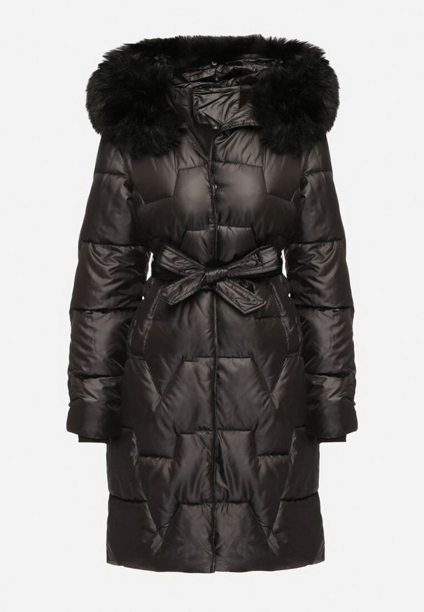 Born2be - Czarna Pikowana Kurtka o Długim Kroju Ozdobiona Paskiem i Odpinanym Futerkiem Milirra. Okazja: na spacer. Kolor: czarny. Materiał: futro. Długość: długie. Wzór: aplikacja. Styl: elegancki, wizytowy