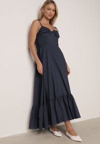 Born2be - Granatowa Bawełniana Sukienka o Rozkloszowanym Kroju na Wiązanych Ramiączkach Milalisa. Okazja: na co dzień. Typ kołnierza: dekolt gorset. Kolor: niebieski. Materiał: bawełna. Długość rękawa: na ramiączkach. Typ sukienki: gorsetowe. Styl: casual, klasyczny #1
