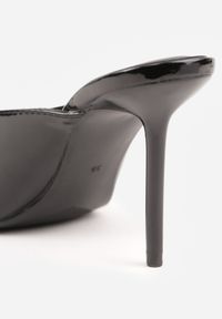 Renee - Czarne Klapki Peep Toe na Szpilce z Lakierowanym Połyskiem Sharvyra. Nosek buta: otwarty. Kolor: czarny. Materiał: lakier. Obcas: na szpilce. Wysokość obcasa: średni #3