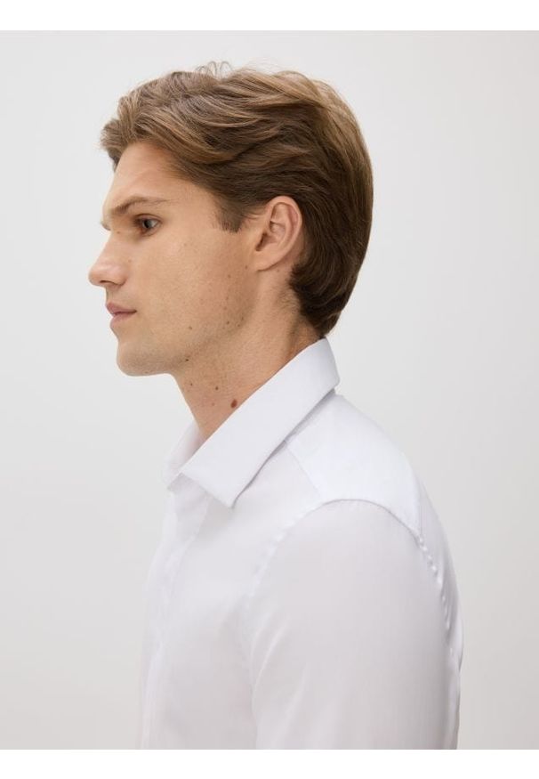 Reserved - Gładka koszula super slim fit - biały. Kolor: biały. Materiał: tkanina, bawełna. Wzór: gładki