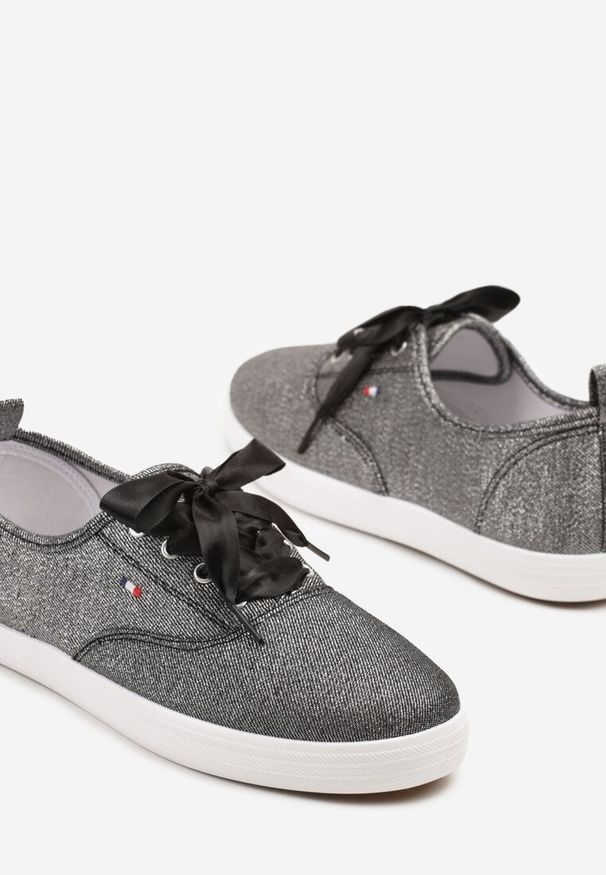 Born2be - Czarne Tenisówki z Brokatem ze Sznurówkami Typu Wstążka Paldora. Okazja: na co dzień. Zapięcie: sznurówki. Kolor: czarny. Materiał: skóra, jeans. Wzór: aplikacja. Styl: wizytowy, elegancki, casual