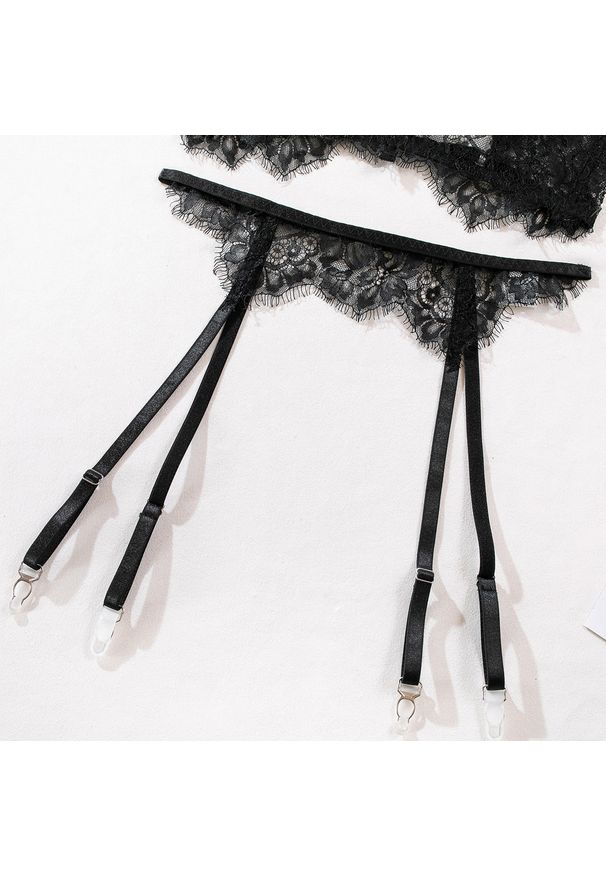 Intica - Koronkowy komplet bielizny z regulowanymi paskami na romantyczne wieczory Yulya. Kolor: biały. Materiał: koronka. Wzór: paski, koronka