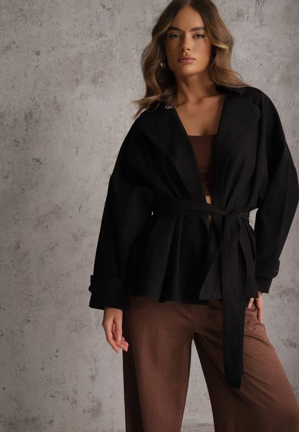 Renee - Czarna Kurtka z Bawełny i Wiskozy o Fasonie Krótkiego Trencza Abicara. Okazja: na co dzień. Typ kołnierza: kaptur. Kolor: czarny. Materiał: wiskoza, bawełna. Długość: krótkie. Styl: casual