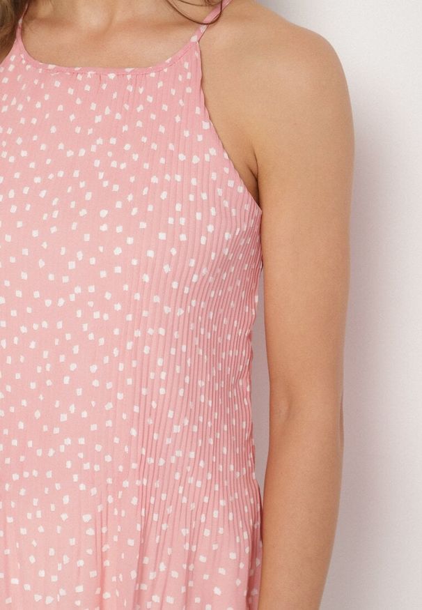 Born2be - Różowa Plisowana Bluzka na Ramiączkach w Kropki Filareia. Okazja: na co dzień. Kolor: różowy. Materiał: jeans. Długość rękawa: na ramiączkach. Wzór: kropki. Styl: elegancki, casual