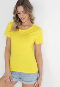 Born2be - Żółty Gładki T-shirt z Bawełny z Krótkim Rękawem Charise. Kolor: żółty. Materiał: bawełna. Długość rękawa: krótki rękaw. Długość: krótkie. Wzór: gładki. Sezon: wiosna, lato #3