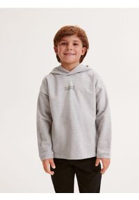 Reserved - Longsleeve oversize z kapturem - jasnoszary. Typ kołnierza: kaptur. Kolor: szary. Materiał: dzianina, bawełna. Długość rękawa: długi rękaw