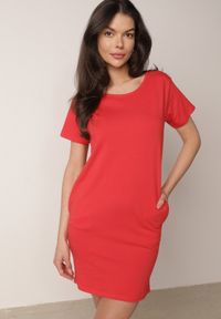 Born2be - Czerwona Bawełniana Sukienka T-shirtowa o Pudełkowym Kroju Ariesea. Okazja: na co dzień. Kolor: czerwony. Materiał: bawełna. Typ sukienki: proste. Styl: elegancki, casual #1