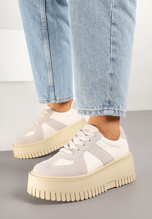 Renee - Beżowo-Szare Sneakersy Typu Tenisówki na Żłobionej Platformie Lorreia. Kolor: beżowy. Materiał: jeans. Obcas: na platformie