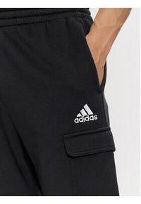 Adidas - adidas Spodnie dresowe Essentials Fleece Regular Tapered Cargo Joggers HL2226 Czarny Regular Fit. Kolor: czarny. Materiał: bawełna