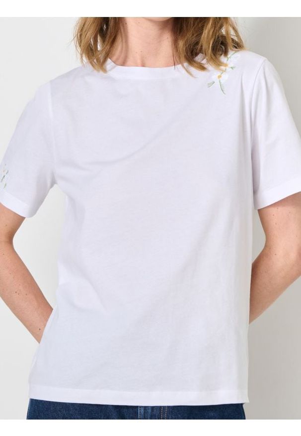 Sinsay - Koszulka z ozdobnym haftem - biały. Kolor: biały. Wzór: haft