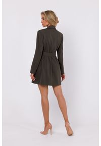 MOE - Sukienka żakietowa z kołnierzem i paskiem w talii khaki. Okazja: do pracy, na spotkanie biznesowe. Kolor: brązowy. Styl: biznesowy, elegancki #4