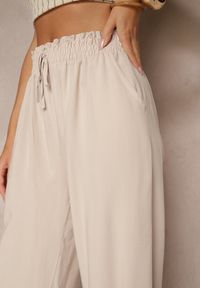 Renee - Beżowe Szerokie Spodnie z Wiskozy Ozdobione Wiązaniem Toleassa. Okazja: na co dzień. Kolor: beżowy. Materiał: wiskoza. Wzór: aplikacja. Styl: casual #4