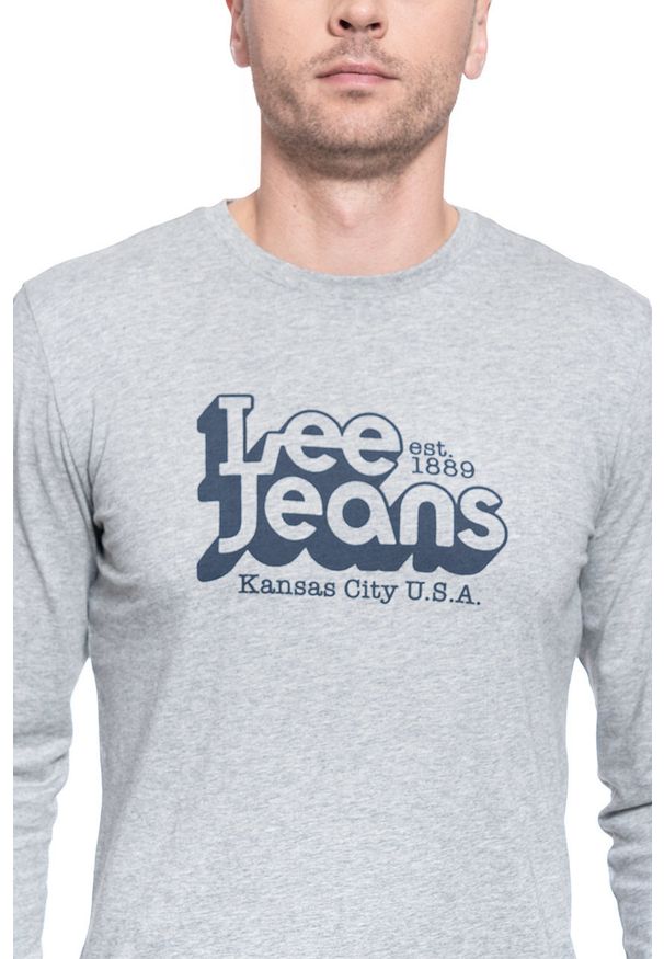 Lee - MĘSKI LONGSLEEVE LEE SEASONAL 70S LOGO GREY MELE L62OFQ37 112114755. Długość rękawa: długi rękaw
