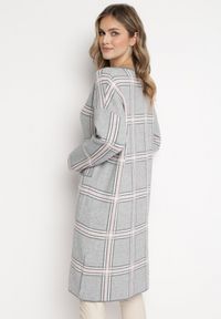 Born2be - Szara Pudełkowa Sukienka Dzianinowa w Szeroką Kratę Plomiba. Kolekcja: plus size. Kolor: szary. Materiał: dzianina. Wzór: aplikacja. Typ sukienki: dla puszystych #3