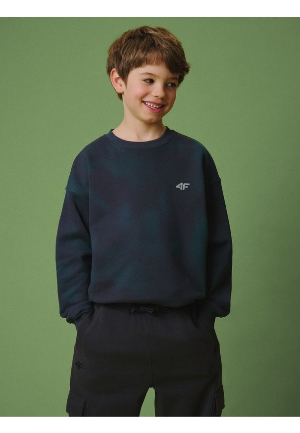 4f - 4F Bluza dresowa loose bez kaptura chłopięca - granatowa 122/128 (6-8 lat). Okazja: na co dzień, na uczelnię. Typ kołnierza: bez kaptura. Kolor: wielokolorowy. Materiał: dresówka. Wzór: nadruk. Sezon: lato. Styl: casual, klasyczny
