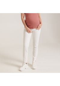 Sinsay - Jeansy slim high waist MAMA - Biały. Stan: podwyższony. Kolor: biały #1
