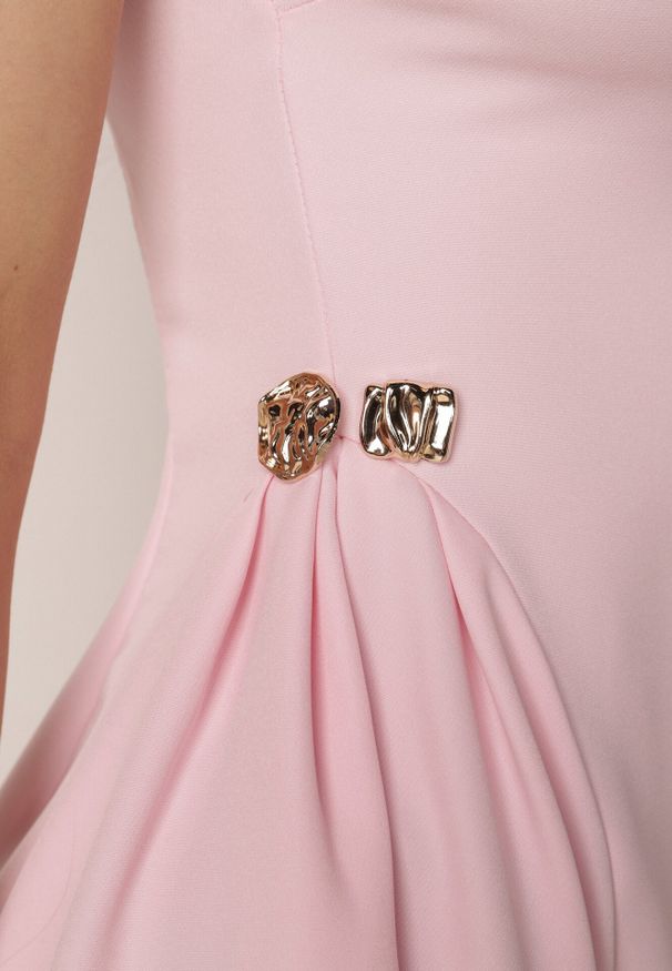 Born2be - Różowa Elegancka Sukienka Bez Rękawów Zdobiona Przypinkami w Talii Rhaegina. Okazja: na co dzień. Kolor: różowy. Długość rękawa: bez rękawów. Wzór: aplikacja. Typ sukienki: rozkloszowane, proste. Styl: elegancki