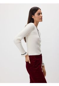 Reserved - Sweter w prążek - złamana biel. Materiał: wiskoza, dzianina, prążkowany. Wzór: prążki