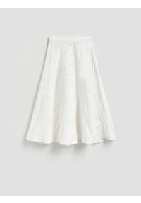 Reserved - Spódnica midi z haftem - biały. Kolor: biały. Materiał: bawełna, tkanina. Wzór: haft #1