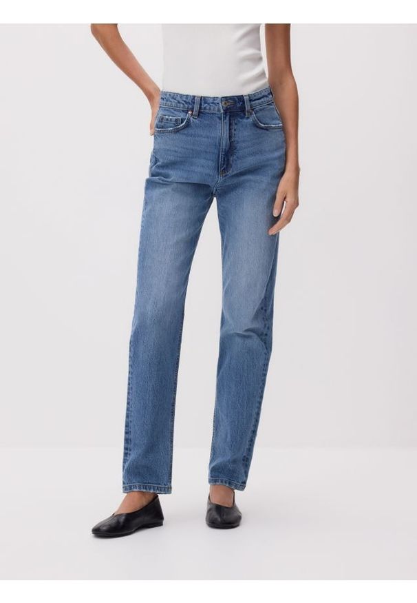 Reserved - Jeansy mom fit z dłuższą nogawką - niebieski. Kolor: niebieski. Długość: długie