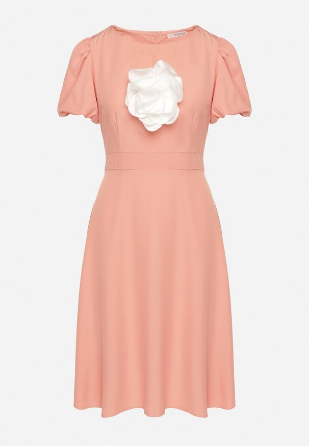 Born2be - Różowa Sukienka Vices o Rozkloszowanym Kroju z Odpinanym Kwiatem 3D Rallarea. Kolor: różowy. Wzór: kwiaty. Sezon: wiosna, lato