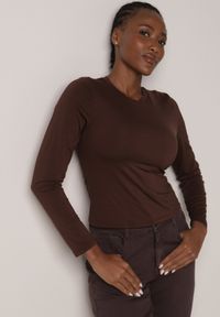 Born2be - Brązowa Gładka Bluzka z Długim Rękawem z Bawełną Moaneta. Okazja: na co dzień. Kolor: brązowy. Materiał: bawełna. Długość rękawa: długi rękaw. Długość: długie. Wzór: gładki. Styl: casual, elegancki, klasyczny #1