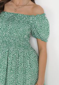 Born2be - Zielona Bawełniana Sukienka Hiszpanka w Kwiatki Rutani. Okazja: na imprezę. Typ kołnierza: dekolt hiszpanka. Kolor: zielony. Materiał: bawełna. Wzór: kwiaty. Sezon: lato. Styl: elegancki #3