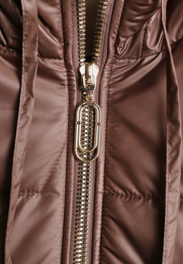 Born2be - Brązowa Kamizelka z Nieodpinanym Kapturem i Geometrycznym Pikowaniem Kalousa. Okazja: na co dzień. Kolor: brązowy. Materiał: jeans, dresówka. Długość rękawa: długi rękaw. Wzór: geometria. Styl: casual, klasyczny