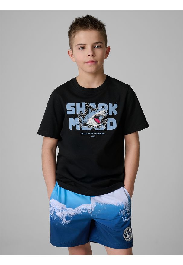 4f - 4F T-shirt regular z nadrukiem chłopięcy - czarny 128 (7-8 lat). Okazja: na co dzień. Kolor: czarny. Materiał: bawełna, dzianina. Wzór: nadruk. Sezon: lato. Styl: casual