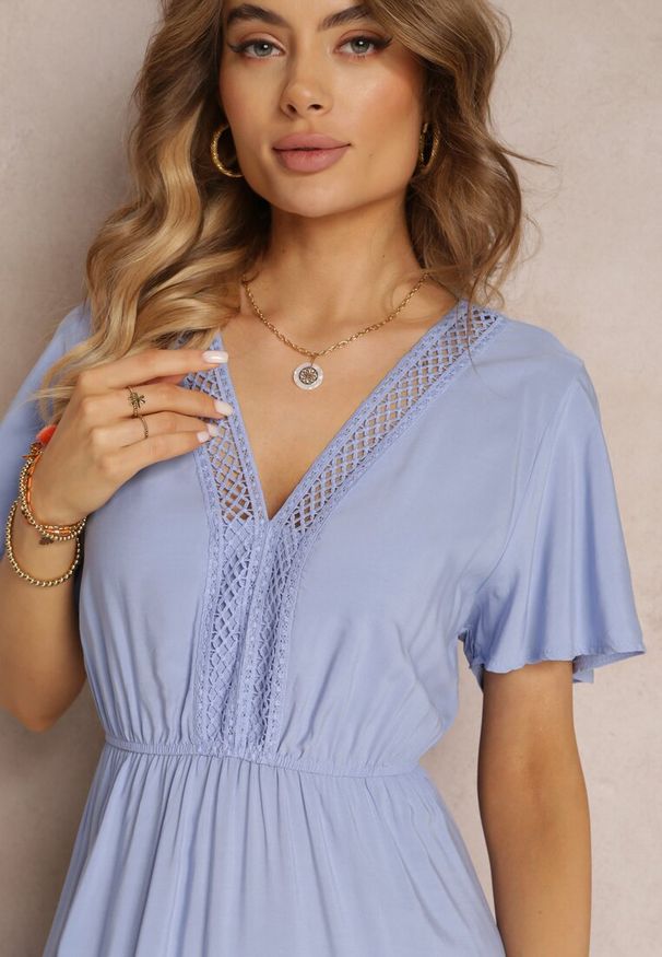 Renee - Jasnoniebieska Rozkloszowana Sukienka Maxi z Gumką w Talii i Koronkowym Dekoltem Cheteia. Kolor: niebieski. Materiał: koronka. Sezon: lato, wiosna. Długość: maxi