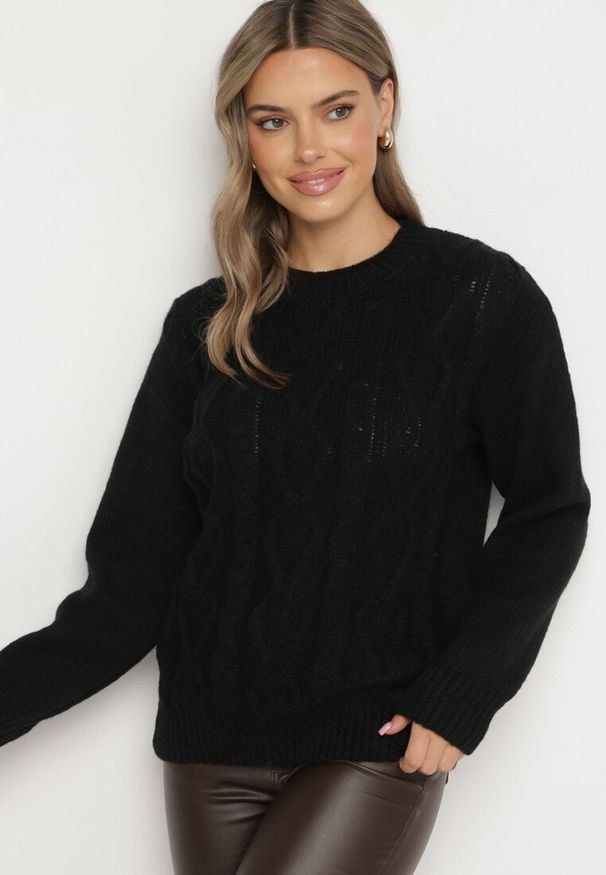 Born2be - Czarny Sweter z Wełną Ściągaczem i Tłoczeniem Riavonnae. Okazja: na co dzień. Kolor: czarny. Materiał: wełna. Styl: elegancki, casual, klasyczny, wizytowy