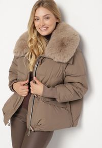 Born2be - Brązowa Puchowa Kurtka Pikowana z Futrzanym Kołnierzem Lanivela. Okazja: na spotkanie biznesowe, do pracy, na co dzień. Kolekcja: plus size. Kolor: brązowy. Materiał: puch, futro. Styl: biznesowy, casual #4