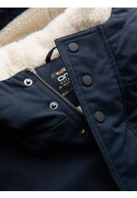 Ombre Clothing - Długa męska kurtka parka z kożuszkiem – granatowa V2 - Rozmiar: M. Typ kołnierza: kaptur. Kolor: niebieski. Materiał: guma, wełna, poliester, materiał, syntetyk. Długość: długie. Wzór: aplikacja. Styl: klasyczny