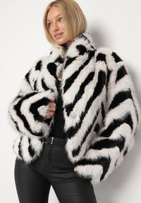 Born2be - Czarno-Biała Kurtka Typu Futerko w Paski Alinsse. Okazja: na studniówkę. Kolor: czarny. Materiał: futro. Wzór: paski #1