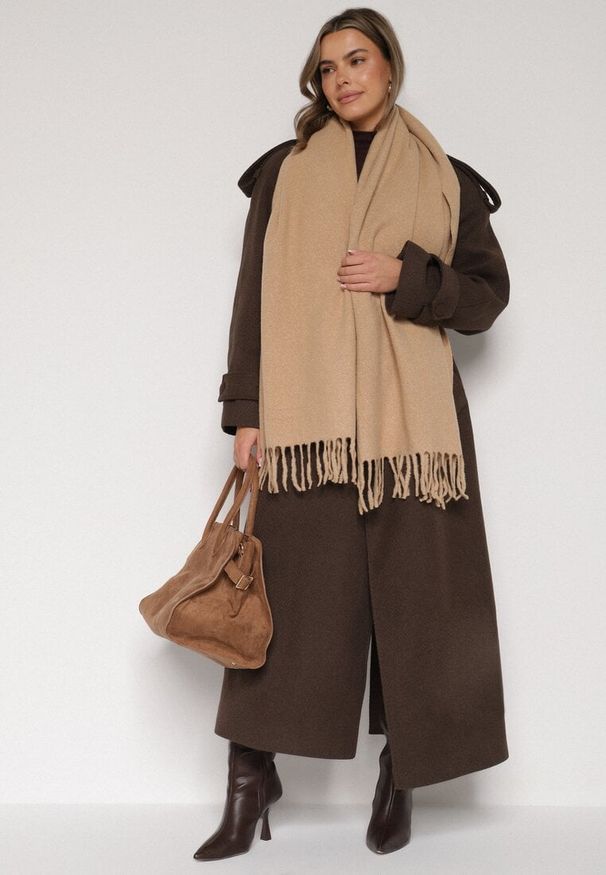 Born2be - Ciemnobeżowy Klasyczny Szalik Zdobiony Frędzlami Vetilana. Okazja: do pracy. Kolor: beżowy. Materiał: jeans. Wzór: aplikacja. Styl: klasyczny