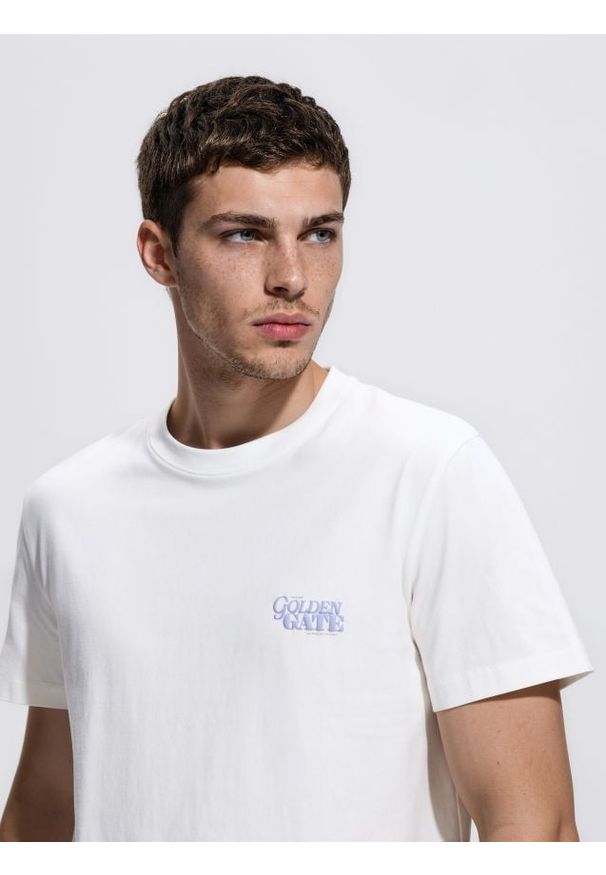 Reserved - T-shirt regular z nadrukiem - złamana biel. Materiał: bawełna, dzianina. Wzór: nadruk