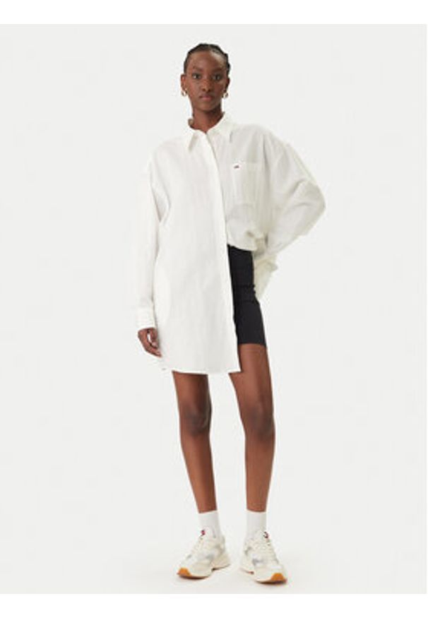 Tommy Jeans Sukienka koszulowa DW0DW22344 Biały Relaxed Fit. Kolor: biały. Materiał: len. Typ sukienki: koszulowe
