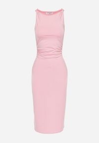Born2be - Różowa Dopasowana Sukienka Midi na Szerokich Ramiączkach z Marszczeniami Kanile. Kolor: różowy. Długość rękawa: na ramiączkach. Długość: midi #7