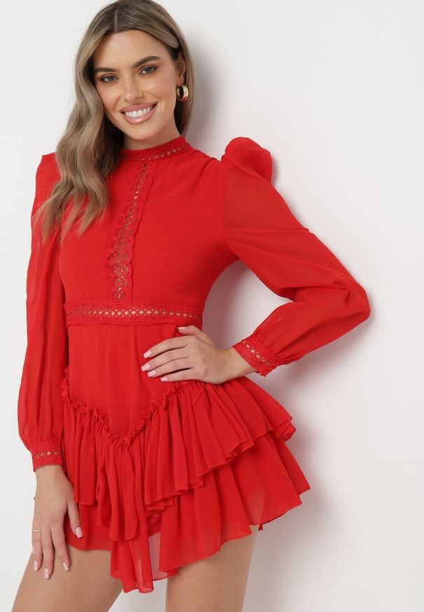 Born2be - Czerwona Rozkloszowana Sukienka Kombinezon Mini z Falbankami Gilha. Typ kołnierza: kołnierz z falbankami. Kolor: czerwony. Materiał: koronka. Wzór: aplikacja. Długość: mini