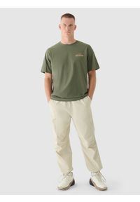 4f - T-shirt oversize z nadrukiem męski - khaki. Okazja: na co dzień. Kolor: brązowy, wielokolorowy, oliwkowy. Materiał: jersey, dzianina, bawełna. Długość rękawa: krótki rękaw. Długość: krótkie. Wzór: nadruk. Styl: casual, klasyczny, sportowy #2