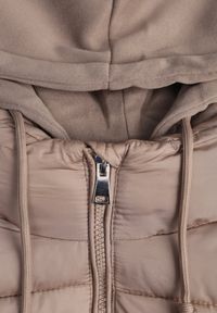 Born2be - Jasnobeżowa Pikowana Kurtka w Stylu Bomberki z Kapturem Mivuna. Okazja: na co dzień. Typ kołnierza: kaptur. Kolor: beżowy. Materiał: jeans. Długość: krótkie. Styl: casual #3