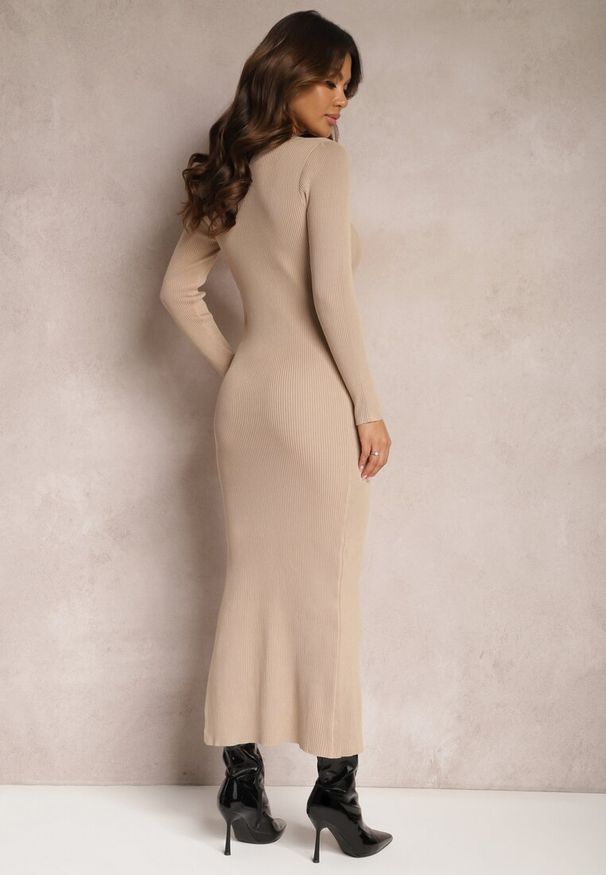 Renee - Beżowa Dopasowana Sukienka Maxi z Ażurowym Dekoltem i Rozcięciem na Nogę Fonelia. Kolor: beżowy. Wzór: ażurowy. Sezon: zima, jesień. Styl: elegancki. Długość: maxi