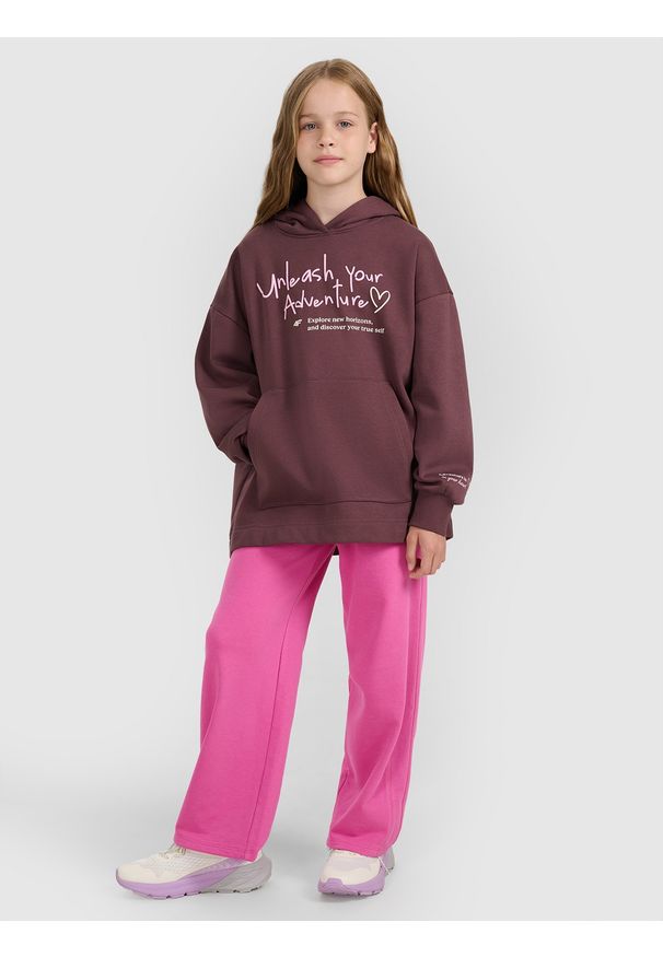 4f - 4F Bluza dresowa oversize nierozpinana z kapturem dziewczęca - brązowa 164 (13-14 lat). Okazja: na co dzień. Typ kołnierza: kaptur. Kolor: brązowy. Materiał: dresówka. Długość rękawa: raglanowy rękaw. Wzór: gładki, ze splotem, nadruk. Sezon: lato. Styl: casual, sportowy