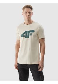 4f - T-shirt regular z nadrukiem męski - kremowy. Okazja: na co dzień. Kolor: beżowy. Materiał: jersey, dzianina, bawełna. Wzór: nadruk. Styl: sportowy, casual, klasyczny