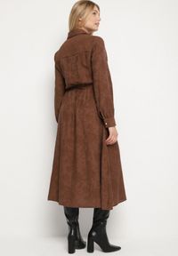 Born2be - Brązowa Rozkloszowana Sukienka Koszulowa z Wiskozy z Wiązanym Paskiem Isodira. Okazja: na co dzień. Kolor: brązowy. Materiał: wiskoza. Długość rękawa: długi rękaw. Wzór: haft. Typ sukienki: koszulowe. Styl: casual, klasyczny #4