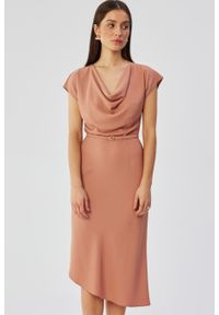 Stylove - Elegancka asymetryczna sukienka z dekoltem woda różana. Typ kołnierza: dekolt woda. Kolor: różowy. Typ sukienki: asymetryczne. Styl: elegancki #1