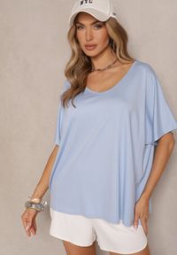Renee - Jasnoniebieski T-shirt z Wiskozą w Stylu Nietoperza Liofala. Okazja: na co dzień. Kolor: niebieski. Materiał: wiskoza. Styl: elegancki, casual