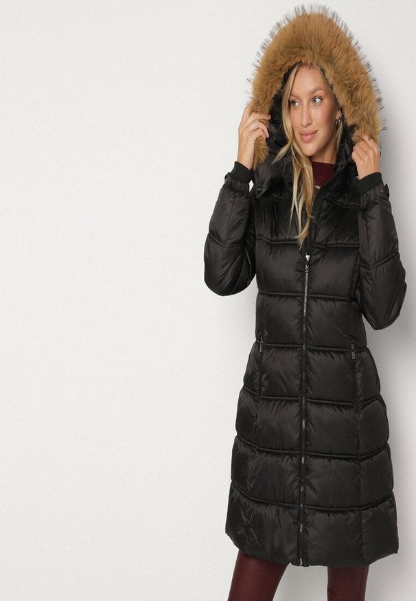 Born2be - Czarna Długa Kurtka Pikowana z Kapturem z Futrem z Możliwością Odpięcia Feneia. Okazja: na co dzień. Typ kołnierza: kaptur. Kolor: czarny. Materiał: futro. Długość: długie. Styl: casual